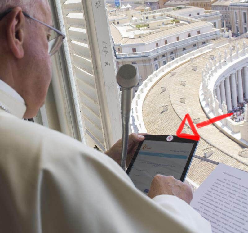 Papież Franciszek i jego tablet z zaklejoną kamerą z przodu.