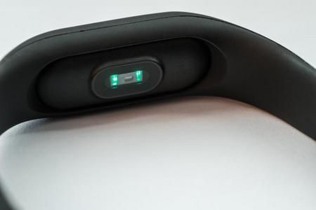Comarch Life WristBand. Czy rząd wprowadzi obowiązek noszenia smart-opasek?